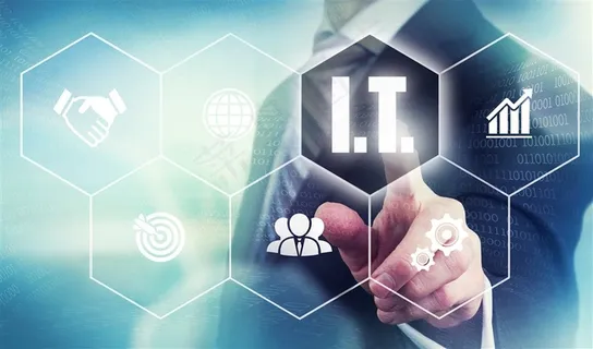 正在点击操作界面的工作人员高清图片 正在点击操作界面的工作人员高清图片