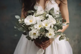 白婚纱新娘手拿手捧花摄影图