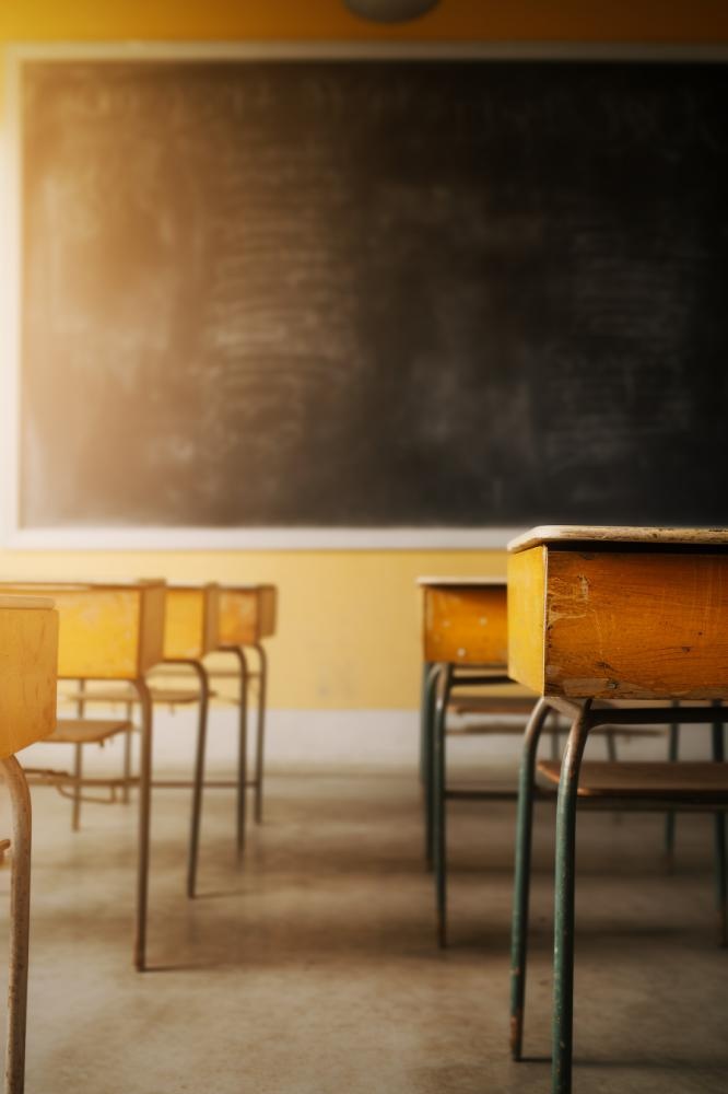 教室课桌光点摄影图