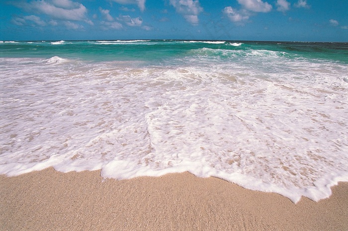 海水涨潮后形成的白色浪花