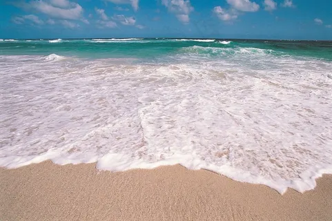 海水涨潮后形成的白色浪花