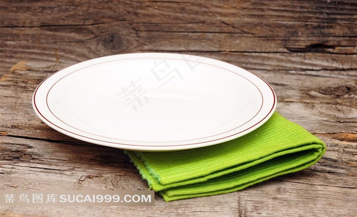 陶瓷餐盘和餐布图片