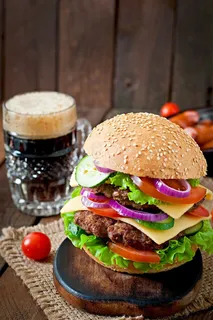 木桌上可口的汉堡 木桌上可口的汉堡