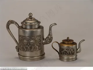 传统工艺品-龙纹的银质水壶