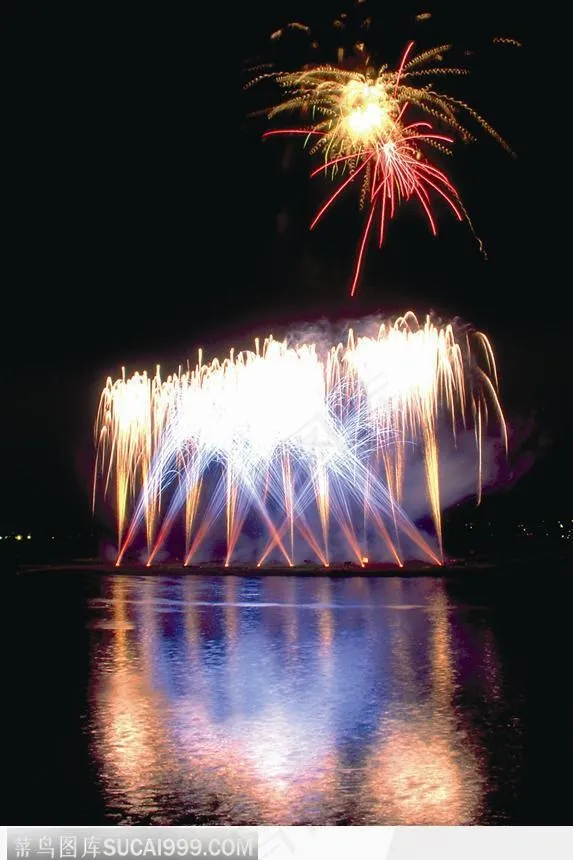 洲上一排燃放的烟花07