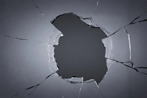 玻璃弹孔背景高清图片