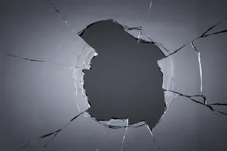 玻璃弹孔背景高清图片