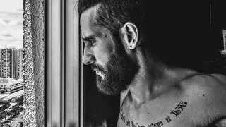 络腮胡侧颜男人图片