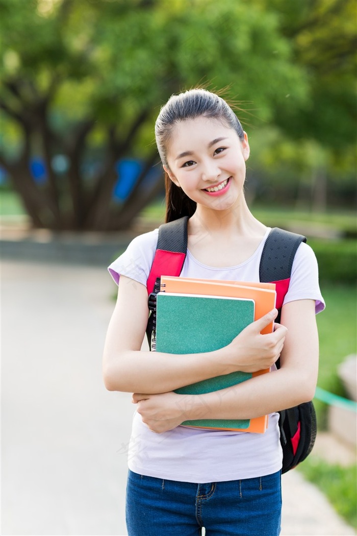 抱着书本的女学生图片