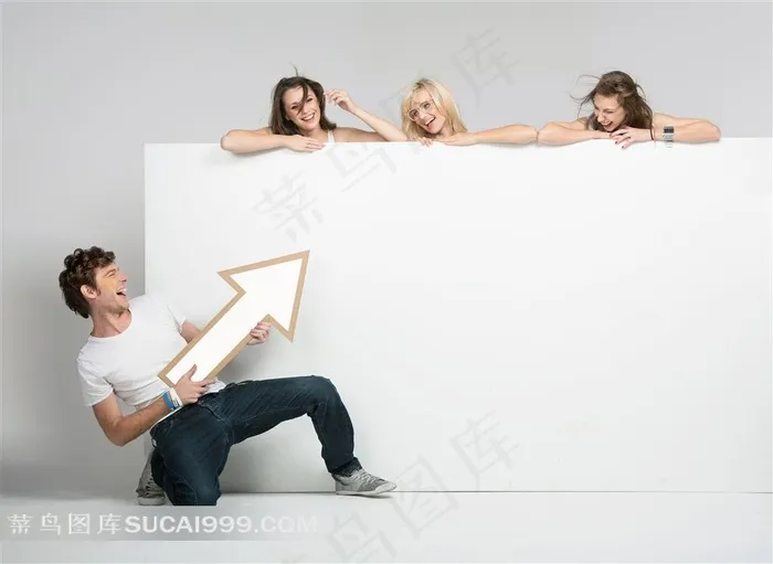 开心的美女帅哥与空白纸板创意摄影高清图片