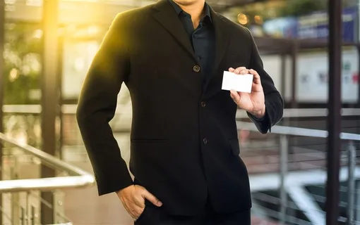 拿空白名片的黑色衣服人物高清图片