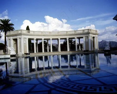 蓝天白云下水中的建筑物