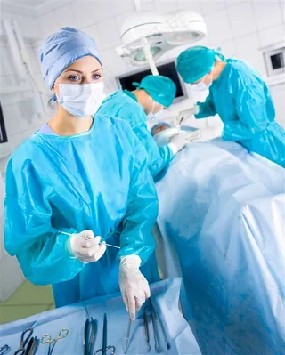 手术室医生与信息图标