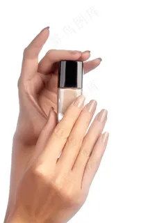 拿着指甲油的双手手势图片 拿着指甲油的双手手势图片