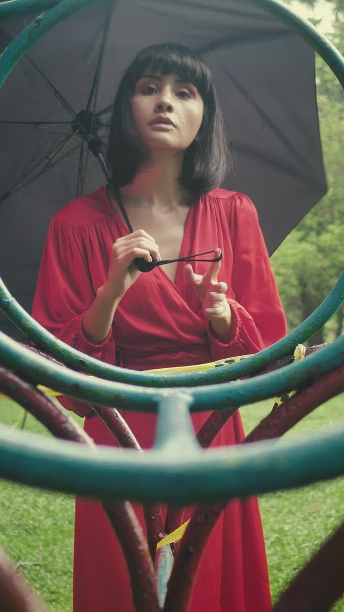 穿红衣服撑着雨伞的女孩，通过一场古老的儿童游戏