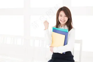 手拿一堆文件夹的美女高清摄影图