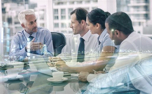 商务人士开会讨论图片