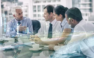 商务人士开会讨论图片