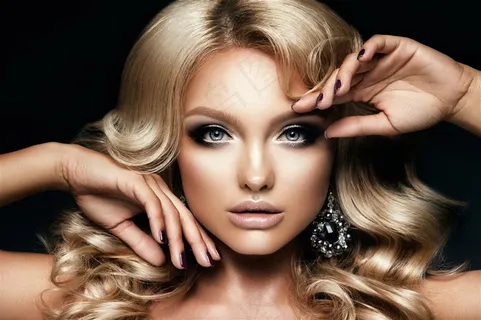 很漂亮的金色卷发女孩美容图片