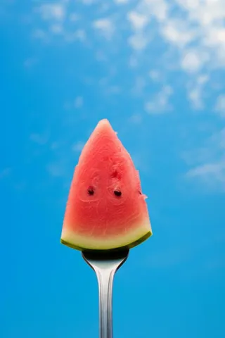 叉子西瓜美食清爽天空蓝色背景