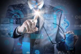 点击高科技透明荧屏的商务人士高清图片