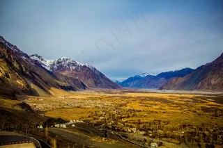 山川草地平原风景图片