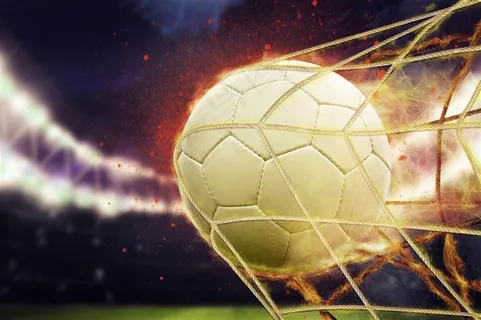 打进球门的足球素材