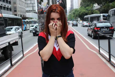伤心捂嘴女人图片 伤心捂嘴女人图片
