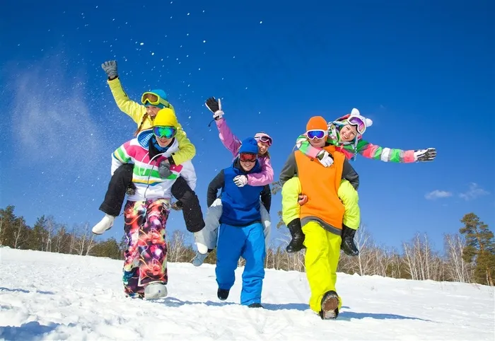 在雪地上玩的一群朋友