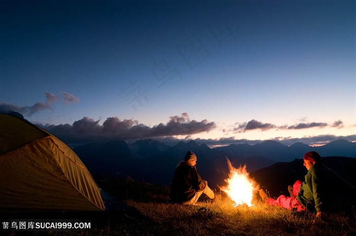 户外旅游住帐篷的男人高清