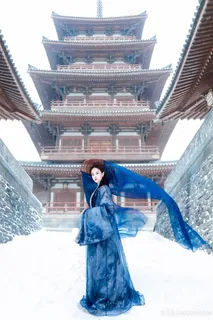 古楼下的古装汉服气质美女图片