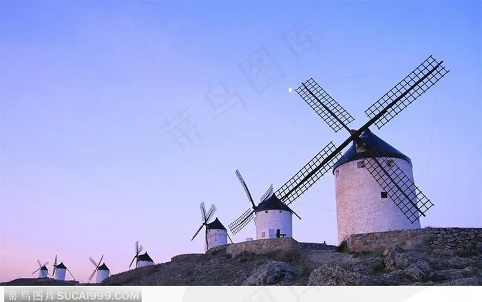 西班牙小镇上的风车图片