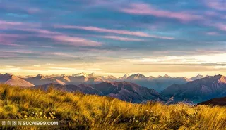 山坡上的彩色天空风景图片