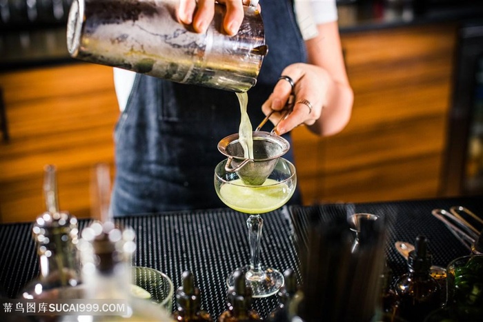 酒吧调酒雪克壶人工调制