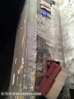 老城街巷门口的破旧邮箱