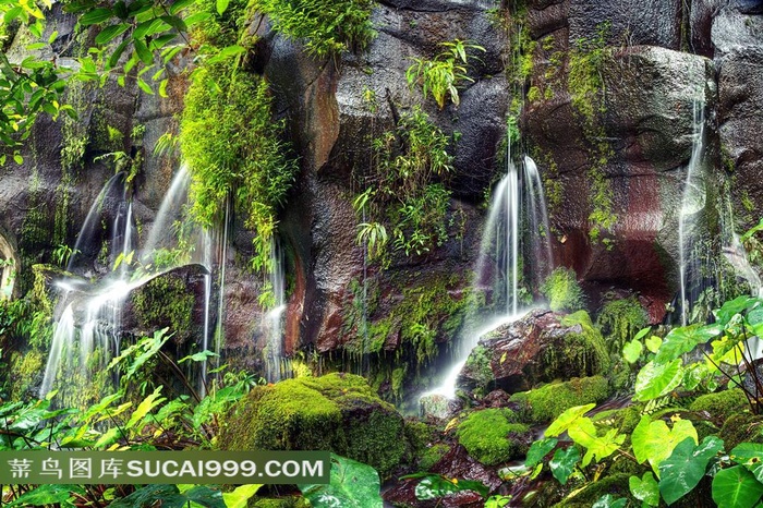 山石罅隙里流淌的瀑布山水摄影高清图片