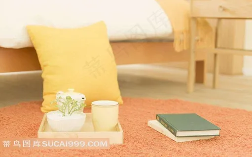 地摊上的抱枕书本和杯子