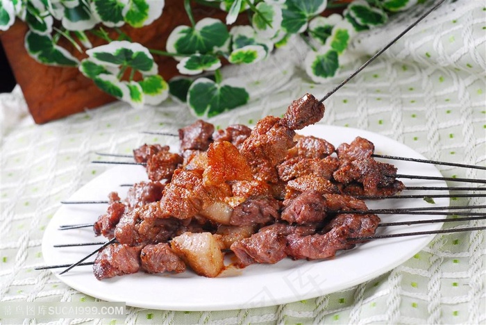 小吃羊肉串的美食图片