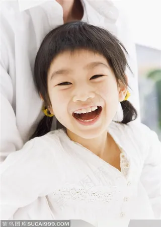 幸福的一家-在妈妈怀里开心的笑