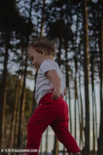 丛林中跑步可爱活泼宝宝