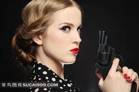 持手枪美女图片