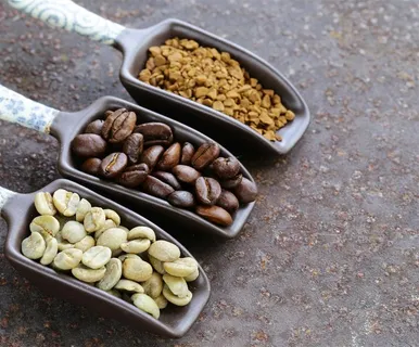 勺子里的咖啡豆