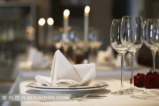 餐桌上的餐盘餐巾和高脚杯高清摄影图片