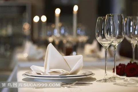 餐桌上的餐盘餐巾和高脚杯高清摄影图片 餐桌上的餐盘餐巾和高脚杯高清摄影图片