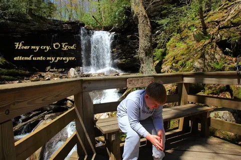 山水瀑布绿色植物美图素材