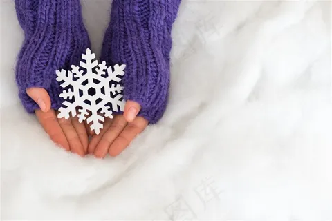 冬季穿着毛衣的美女高清图片