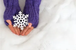 冬季穿着毛衣的美女高清图片