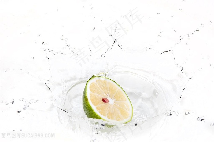 落入水中的柠檬