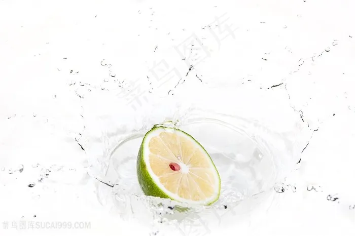落入水中的柠檬