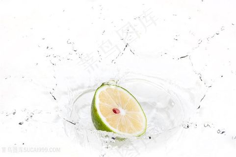 落入水中的柠檬